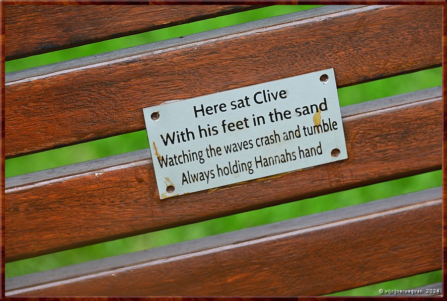 

Wollongong, Flagstaff Hill
'Hannah and Clive' bankje

Here sat Clive with his feet in the sand
Watching the waves crash and tumble
Always holding Hannahs hand  -  4/33