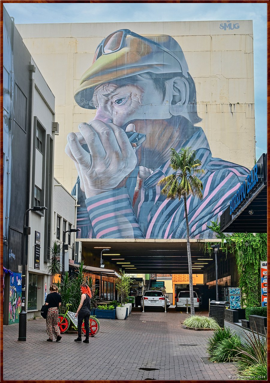 

Wollongong
Globe Lane
'Harmonica player', Smug  -  23/33