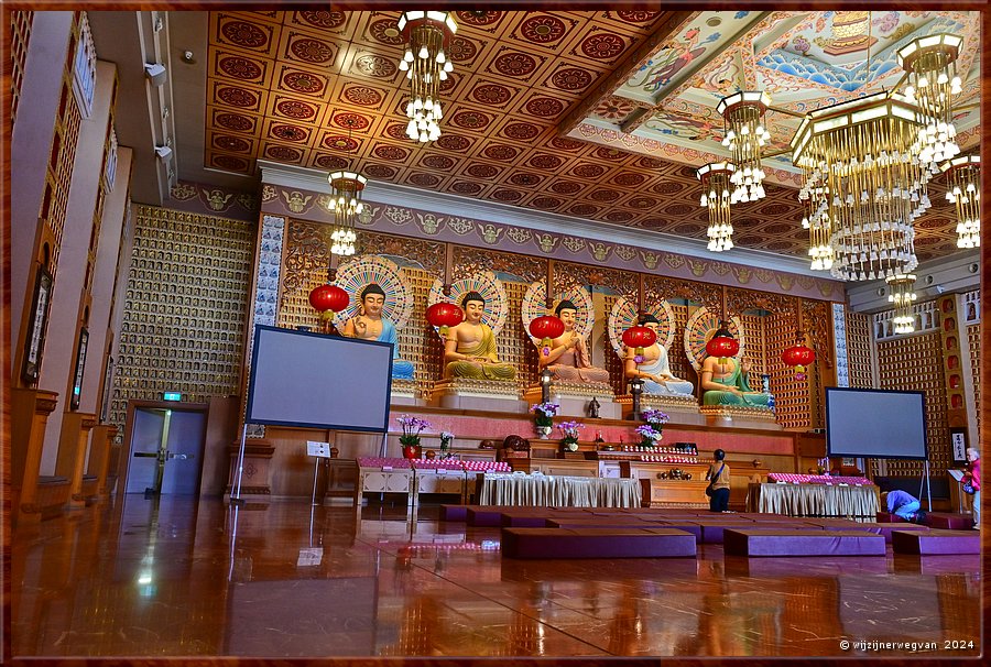 

Wollongong
Nan Tien tempel
'Great Hero Hall' heiligdom
met beelden van de vijf Dhyani Boeddha's
Amogasiddhi, Ratnasambhava, Vairocana, Amitabha en Akshobhya  -  11/33