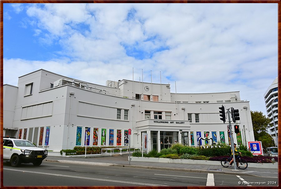 

Wollongong, Kembla Street
Wollongong Art Gallery
'Lagoon Stories' (2022-2023), gevelpanelen  -  11/21