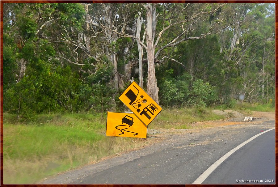 

Onderweg naar Quaama
Princes Highway
Botsende borden  -  25/28