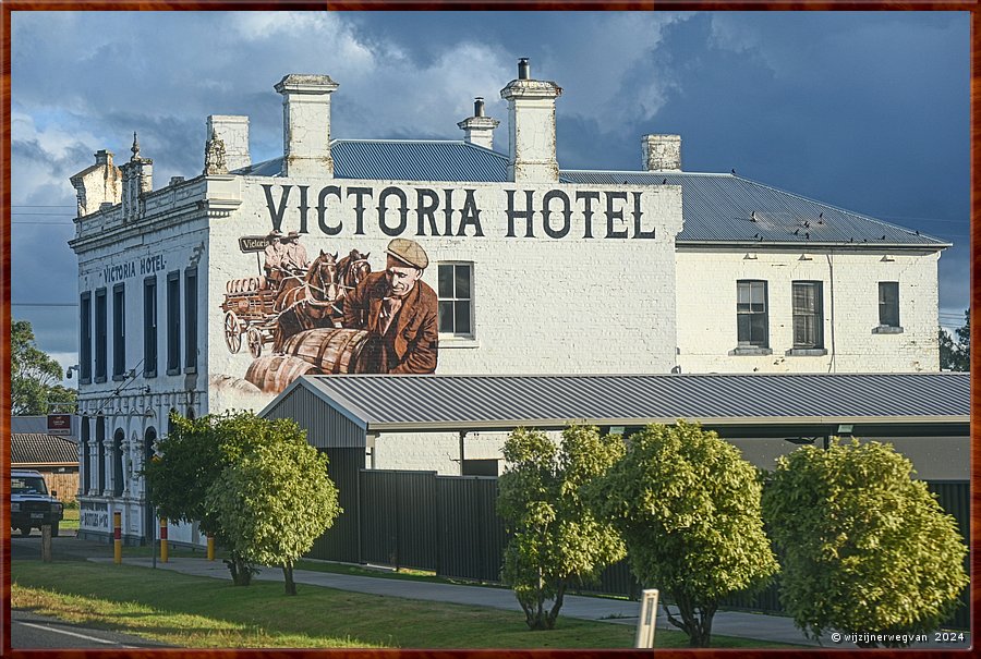 

Yarram
Commercial Road
'Victoria Hotel Alberton', Heesco (2023)  -  31/33