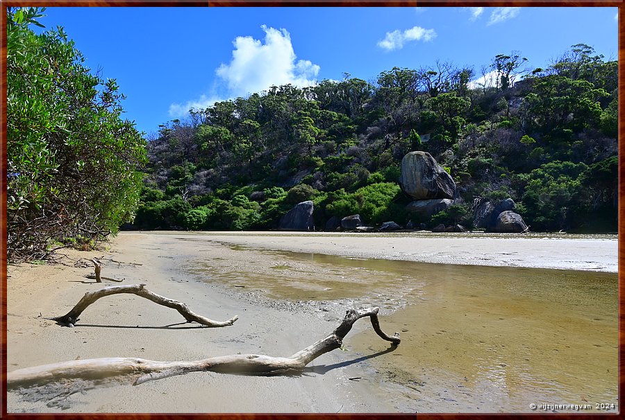 

Wilsons Promontory National Park
Tidal River
Het water is bruin van de theeplanten.  -  13/51