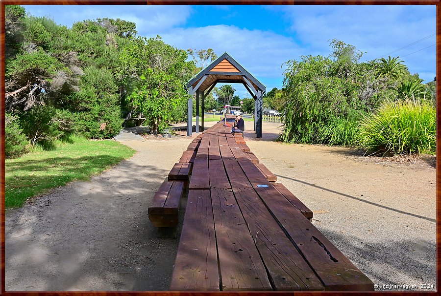 

Tarwin Lower, River Drive 
Long Picnic Table
's Werelds langste picknicktafel! 
Er kunnen 50 mensen zitten aan de 35 meter lange tafel  -  29/32