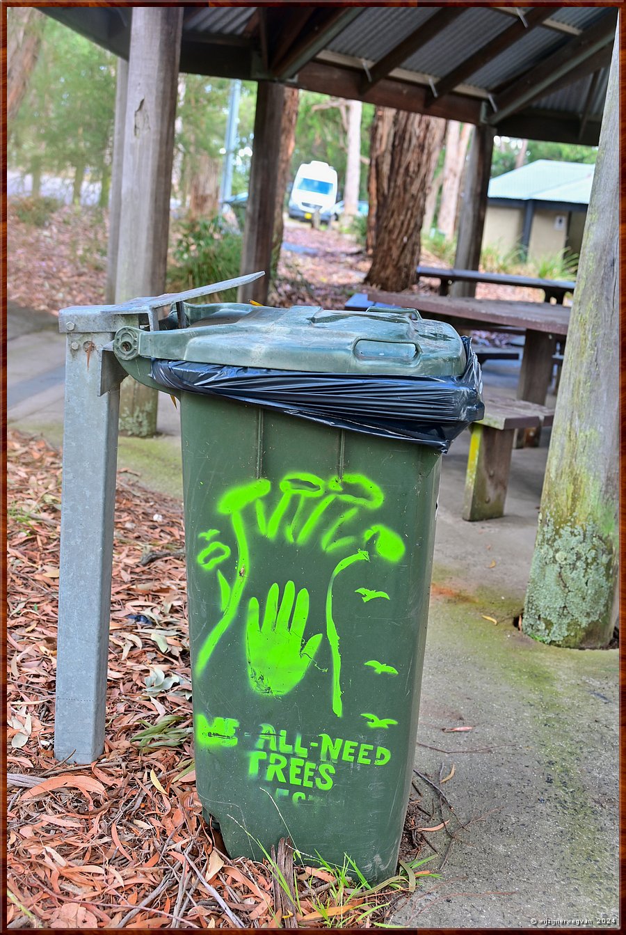 

Tynong North, Rest Area
'We all need trees'
In Australi wordt elke seconde tenminste n boom platgewalst  -  8/15