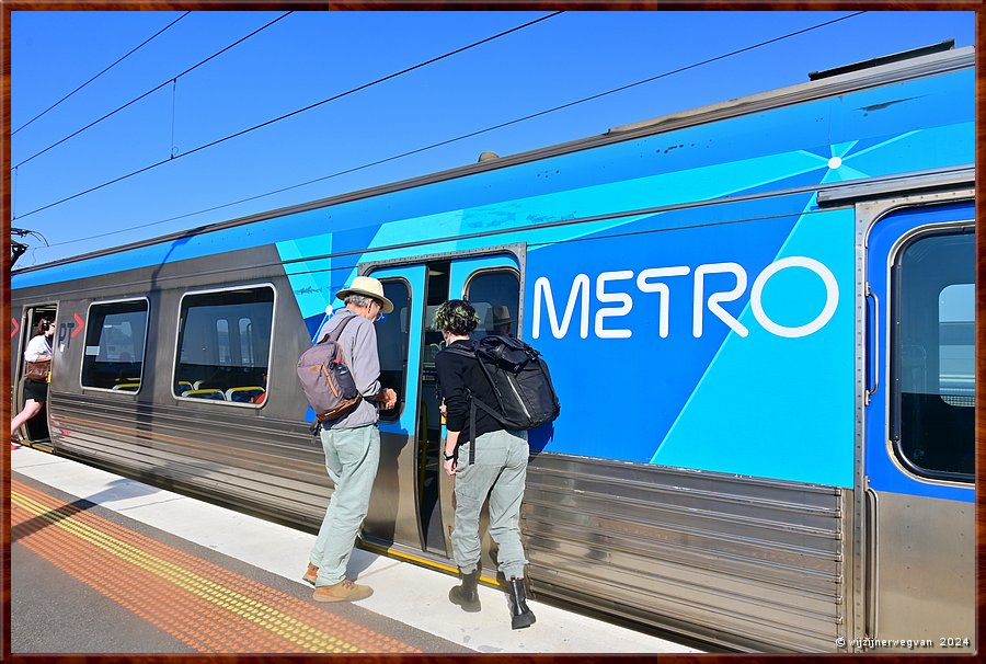 

Melbourne
Coburg treinstation
Deze metro is een trein!  -  3/50