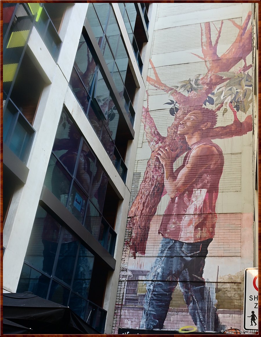 

Melbourne
Duckboard Place
'Man draagt boomstam door stadslandschap', Fintan Magee  -  28/68