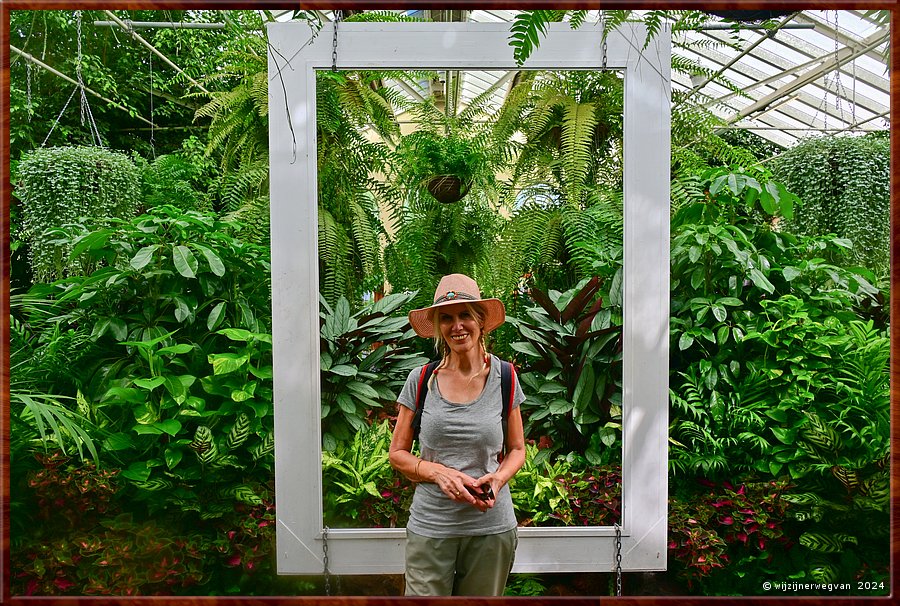 

Melbourne
Fitzroy Gardens,
The Conservatory  -  38/68