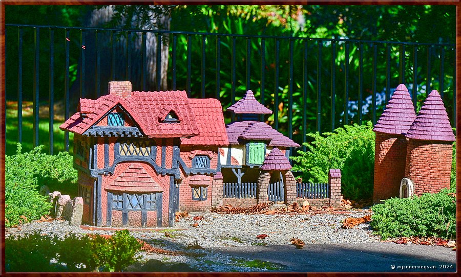 

Melbourne
Fitzroy Gardens
Tudor miniatuur dorp  -  44/68