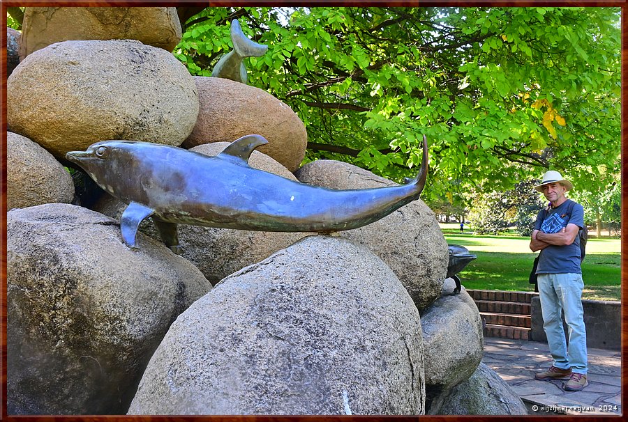 

Melbourne
Fitzroy Gardens
'Dolphin Fountain'  -  46/68