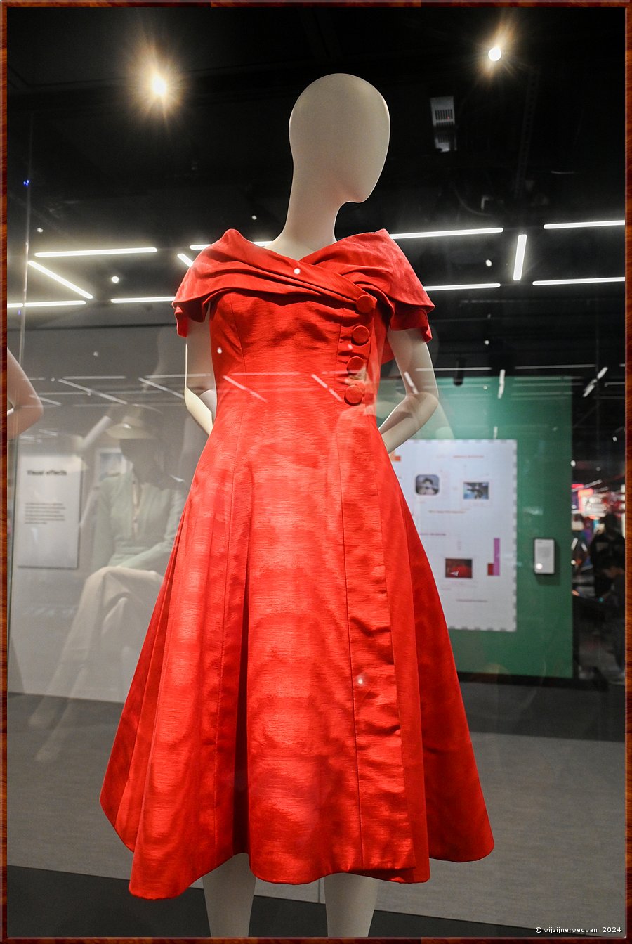 

Melbourne 
ACMI Australian Centre for the Moving Image
'Tilly Dunnage's (Kate Winslet) red silk dress'
De iconische rode jurk uit de film 'The Dressmaker'  -  58/68