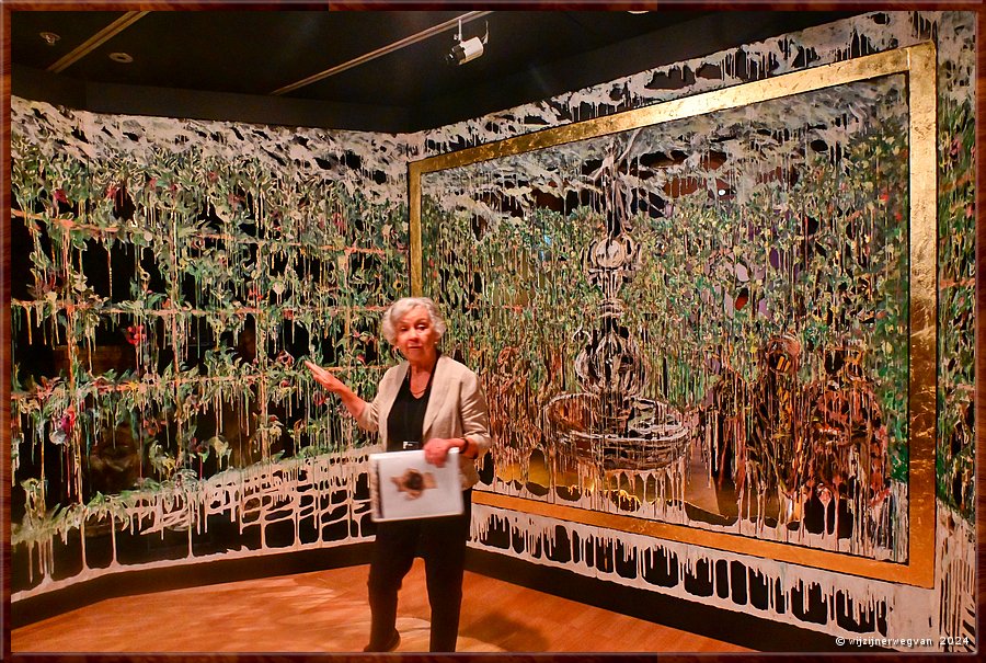 

Melbourne
National Gallery of Victoria International, Triennial
'Garden of love lost', Diana Al-Hadid (2024)
Sheila, onze gids  -  5/78