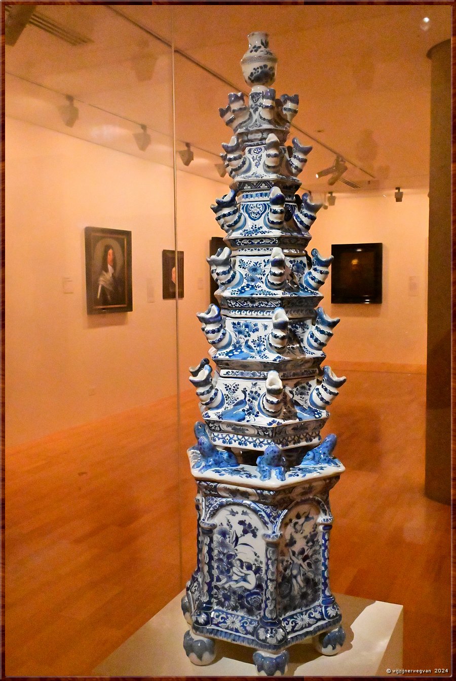 

Melbourne
National Gallery of Victoria International
'Pyramid flower vase' (1690)
'De Grieksche A Pottery (Adriaen Kocx), Delft
Delfts aardwerk is n van de grootste Nederlandse verworvenheden van de 17e en 18e eeuw  -  24/78