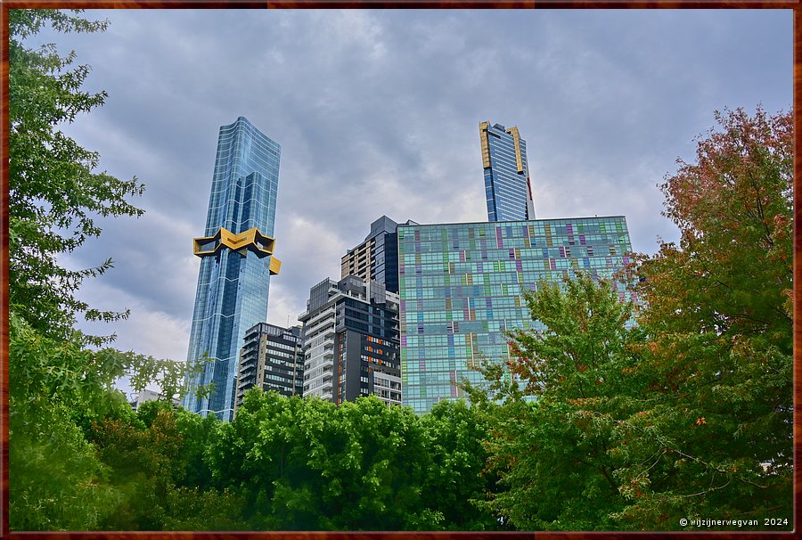 

Melbourne, Southbank Boulevard
'Australia 108' (2020)
Het hoogste gebouw van Australi (316 m) met 1105 appartementen over ruim 100 etages. 
De gouden ster bevat onder meer twee zwembaden, lounges, een theater, sportscholen en een luchttuin.  -  46/78