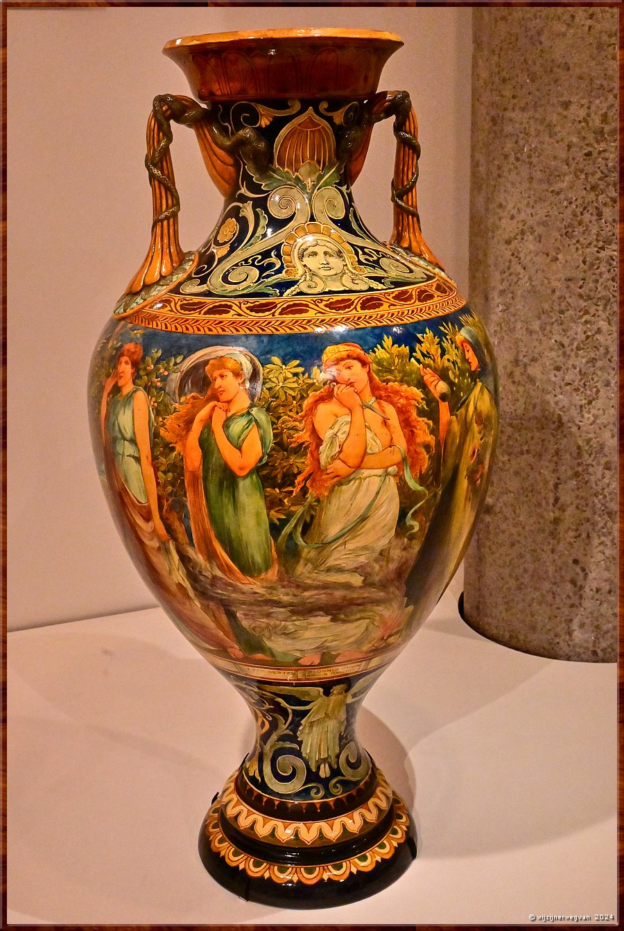 

Melbourne
National Gallery of Victoria International
Chaucer vase, John Eyre (1882)
Op deze vaas zijn de vrouwen afgebeeld uit het gedicht The Legend of Good Women van Geoffrey Chaucer.  -  70/78