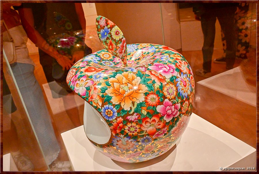 

Melbourne
National Gallery of Victoria International
'Apple, Li Lihong (2011) 
Een mix van het logo van Apple, wat de Chinese markt betrad in de 20e eeuw met het traditionele Chinese honderd bloemen motief uit de 17e eeuw.  -  73/78