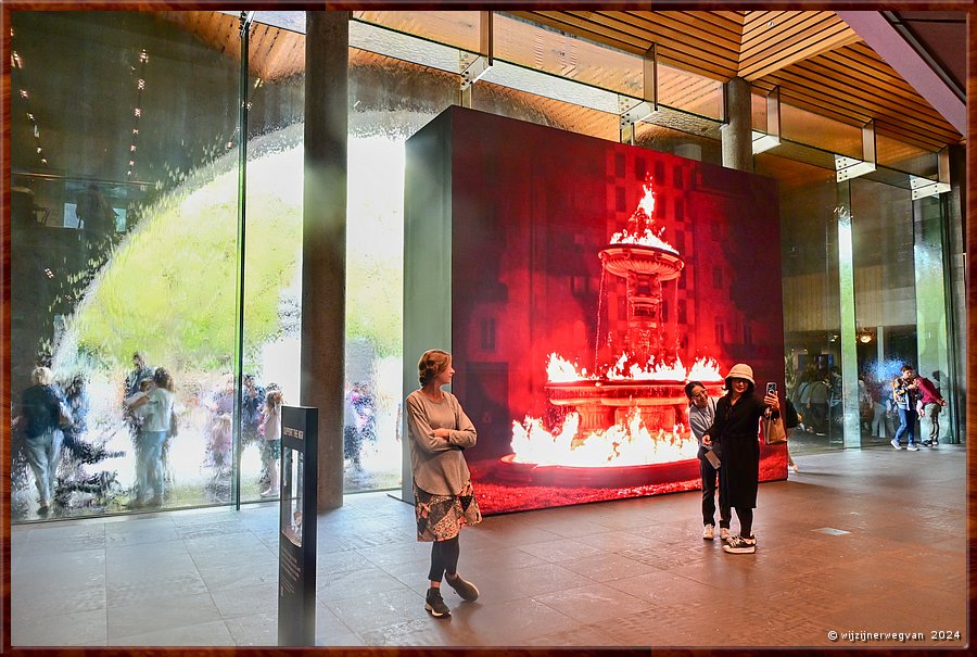 

Melbourne
National Gallery of Victoria International
And beneath it all flows liquid fire, Julian Charrire (2024)
Onder ons stroomt een reservoir van 1,6 miljard kubieke kilometer magma  -  5/86