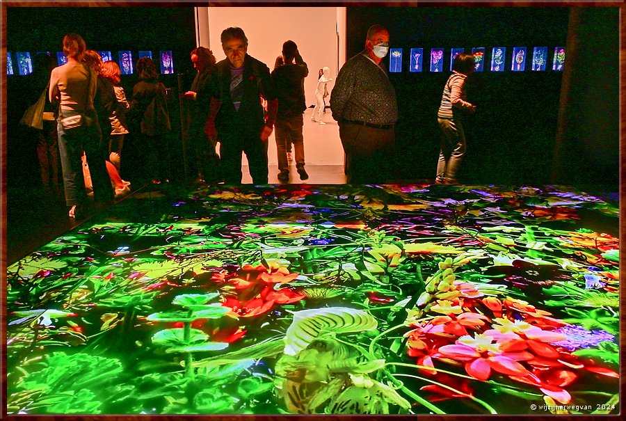 

Melbourne
National Gallery of Victoria International
Drop time, Azuma Makoto (2024)
De levenscyclus van bloemen, een video soundscape  -  12/86