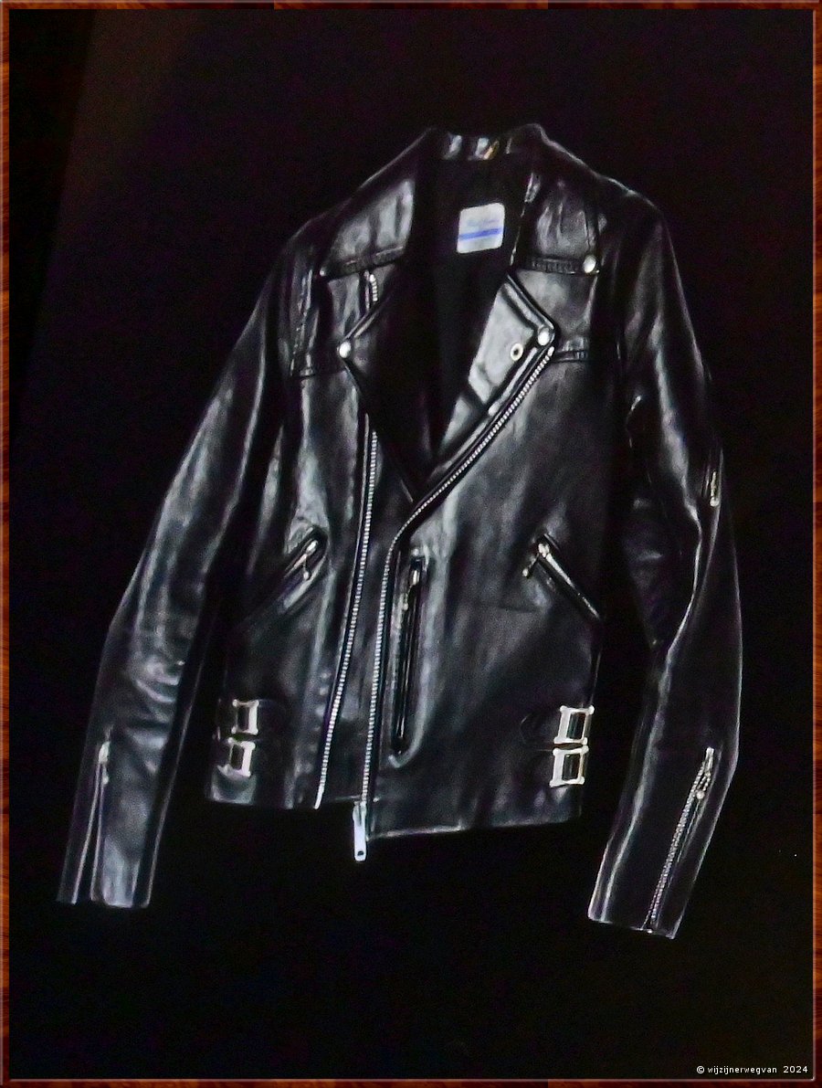 

Melbourne
Australian Music Vault
Leather jacket worn by Bon Scott of AC/DC, 1975-1980 
Bons jack, gedragen tijdens de 1979 European Tour  -  35/86