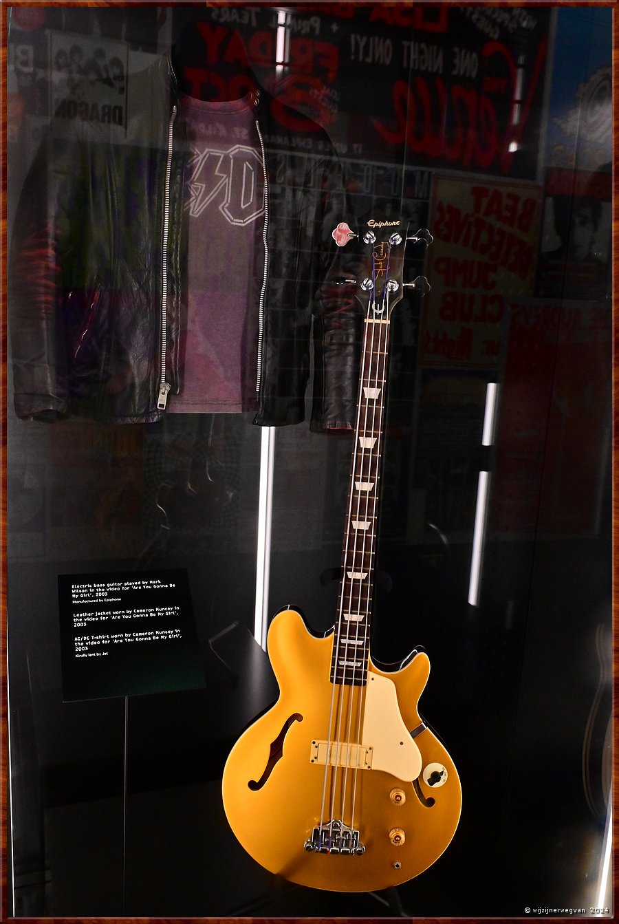 

Melbourne
Australian Music Vault
Electric bass guitar played by Mark Wilson in the video Are you gonna be my girl (2003)
Wilson speelt bas in Jet, rockband uit Melbourne  -  36/86