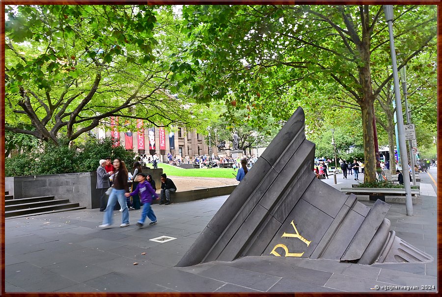 

Melbourne 
Swanston street
State Library
'Architectural fragment' (1993)  -  40/86