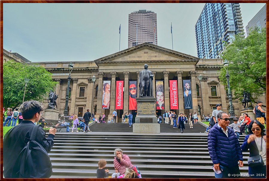 

Melbourne 
Swanston street
State Library
De oudste bibliotheek van Australi, uit 1854
Met ervoor het standbeeld van Sir Redmond Barry  -  41/86