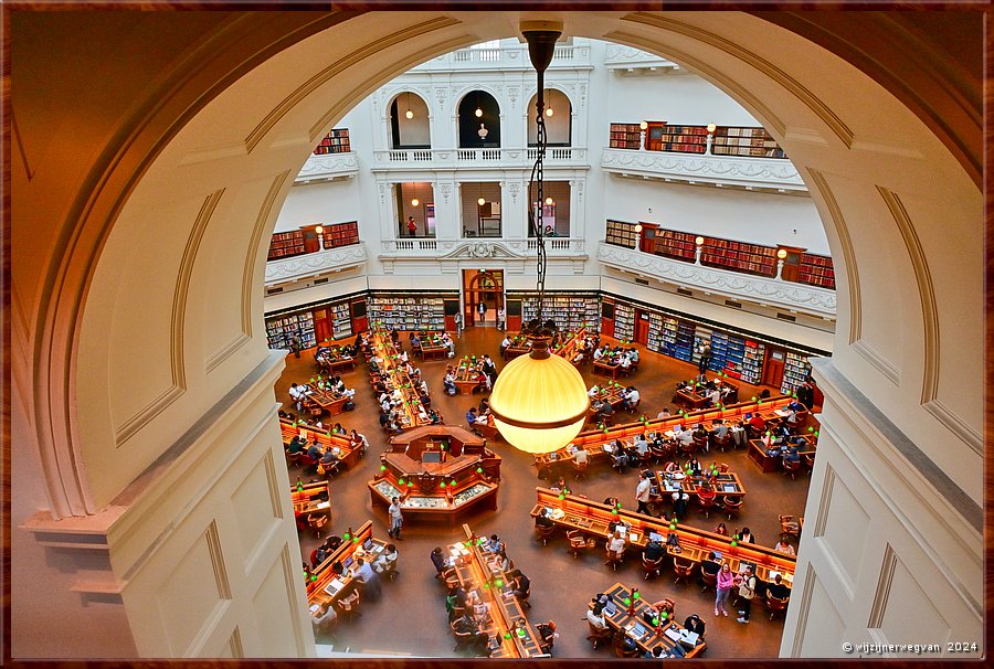 

Melbourne 
State Library
La Trobe Reading Room
De kolossale  koepel beslaat zes verdiepingen  -  48/86