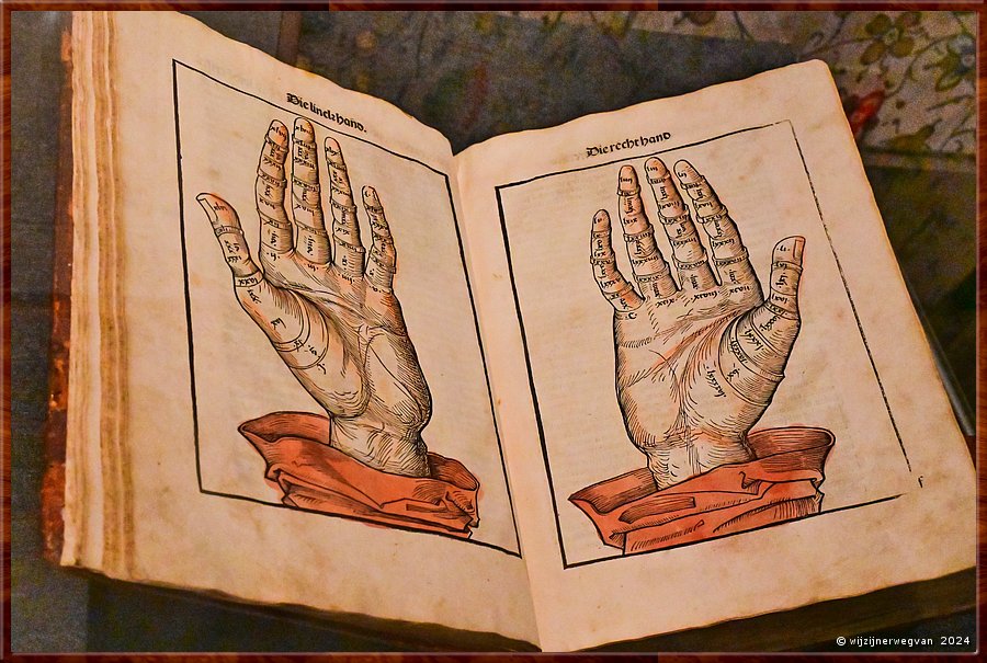 

Melbourne, State Library
'World of the Book'
Book of treasures, Stephan Fridolin (1491)  -  51/86