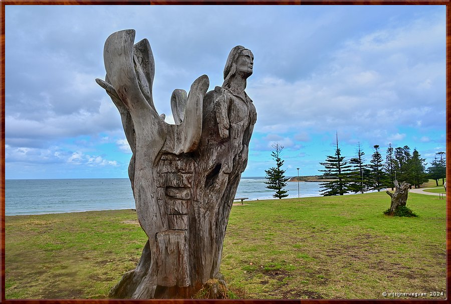 

Torquay
Surf Coast Walk
'Inverlochy', Mark Trinham (2002)
Sculptuur van cypressenhout naar  het boegbeeld van de in 1902 in Anglesea gezonken bark  'Interlochy'  -  13/24