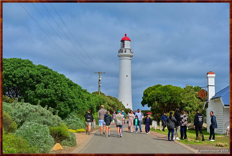 

Aireys Inlet
Split Point lighthouse
Eens een belangrijk baken aan de verraderlijke shipwreck coast  -  13/56