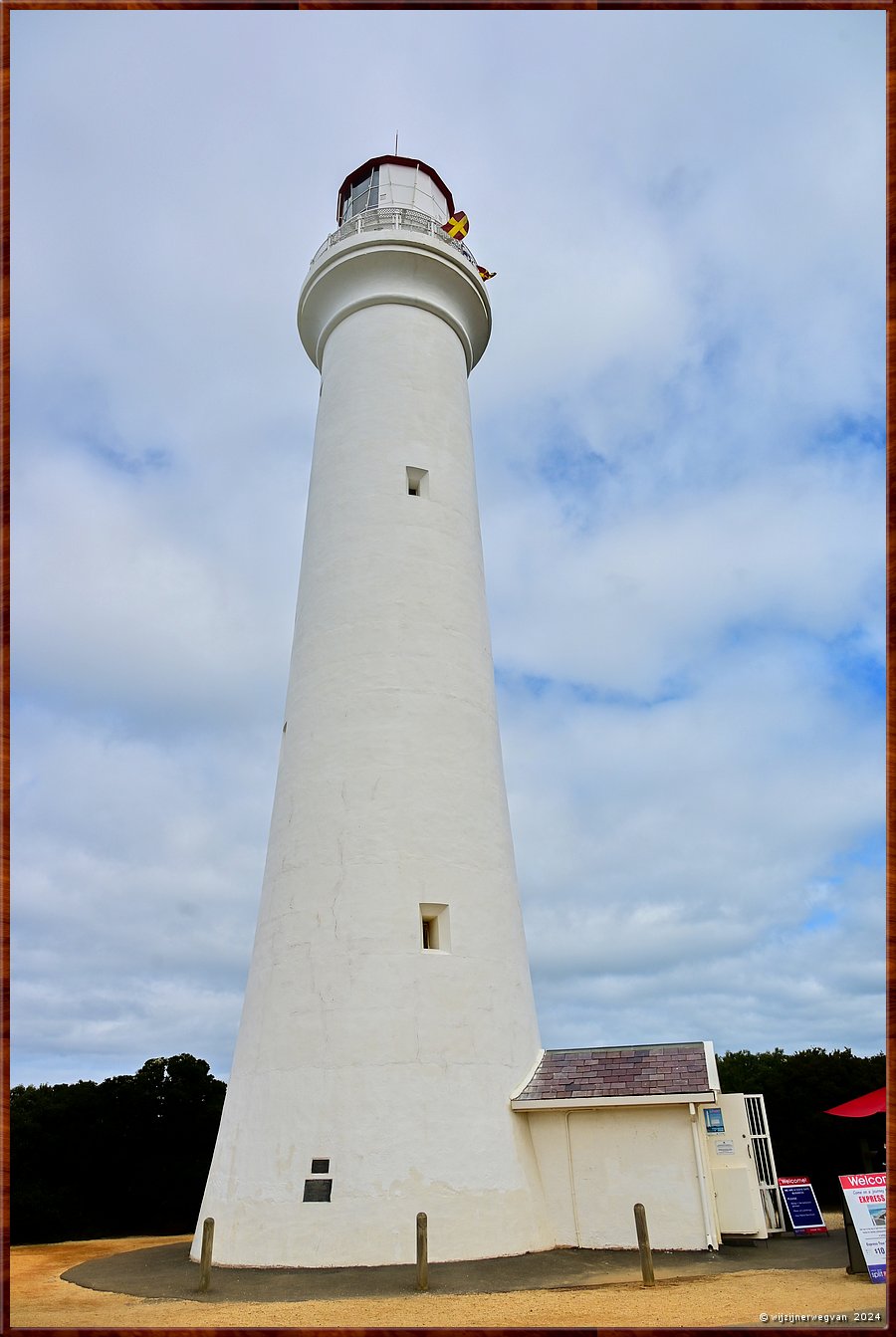 

Aireys Inlet
Split Point lighthouse
Nu heeft de toren een rol in de tv-serie Round the twist, 
waarin de familie Twist in deze vuurtoren woont.  -  14/56