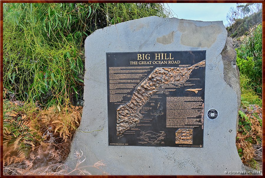 

Big Hill
Destijds een lastig obstakel in de laanleg van de Great Ocean Road
'De ongevenaarde schoonheid van de weg is een blijvend eerbetoon 
aan de nagedachtenis van degenen die hun land in oorlog dienden 
en de 3000 mannen die de weg hebben aangelegd'  -  25/56