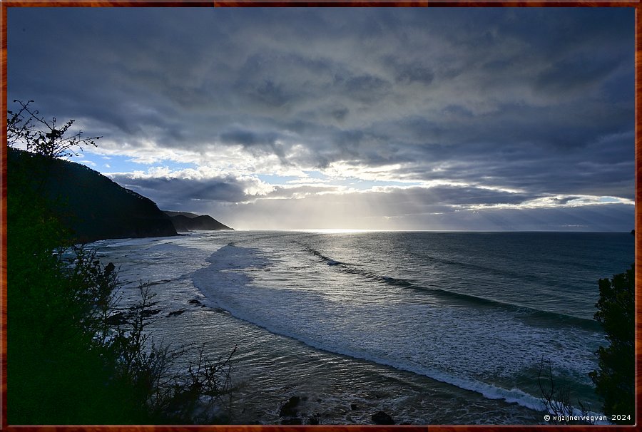 

Great Otway National Park
Separation Creek

♪  At first flash of Eden
We race down to the sea
Standing there on freedoms shore
Waiting for the sun  ♪
(The Doors)  -  1/40