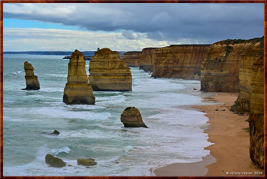 

Port Campbell National Park
Twelve Apostles 
In de loop der tijd verdwijnen sommige rotsen, ze storten in, 
en andere breken doormidden, dat zijn er dan weer twee  -  10/32