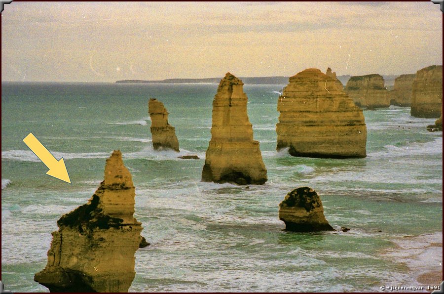 

Australi (1991)
Twelve Apostels
Op deze foto die we in 1991 namen is voorop de negende rots nog te zien! 
Op de vorige foto (dit jaar genomen) is tie verdwenen!  -  11/32