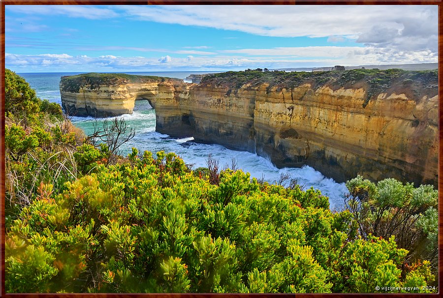 

Port Campbell National Park
Loch Ard Gorge 
Shipwreck Walk
Het schip liep bij Muttonbird Island aan de grond, we zijn hier aan de Shipwreck Coast.  
Alle opvarenden kwamen om, behalve twee tieners, Tom en Eva.  -  14/32