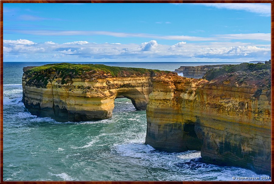 

Port Campbell National Park
Loch Ard Gorge 
Shipwreck Walk
Tom Pearce, die op het schip werkte, dreef een uur rond onder een reddingsboot, 
daarna werd hij met geweld aan land gesmeten. 
Daar hoorde hij Eva om hulp roepen, zij dreef in zee 
en klampte zich vast aan een stuk wrakhout. 
Tom deed er een uur over om haar aan land te krijgen.  -  15/32