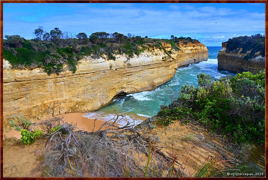 

Port Campbell National Park
Loch Ard Gorge 
Shipwreck Walk
Ze hadden geen idee waar ze terecht waren gekomen. 
Daags daarna klom Tom zonder hulpmiddelen 
vanaf het strand deze steile rots op!  -  16/32