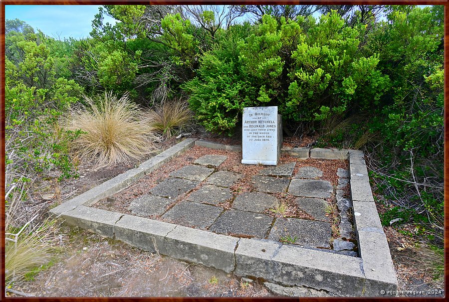 

Port Campbell National Park
Loch Ard Gorge 
Shipwreck Walk
Slechts vier van de 51 omgekomenen opvarenden zijn gevonden, 
zij rusten op dit duinkerkhofje.  -  18/32