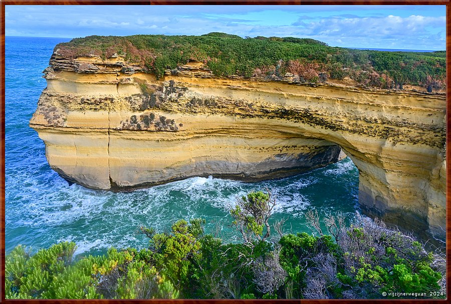 

Port Campbell National Park
Mutton Bird Island
Het eiland wordt in de zomermaanden bevolkt door 50.000 muttonbirds (pijlstormvogels).
Ze arriveren in september en trekken in april weer noordwaarts naar Alaska.  -  20/32