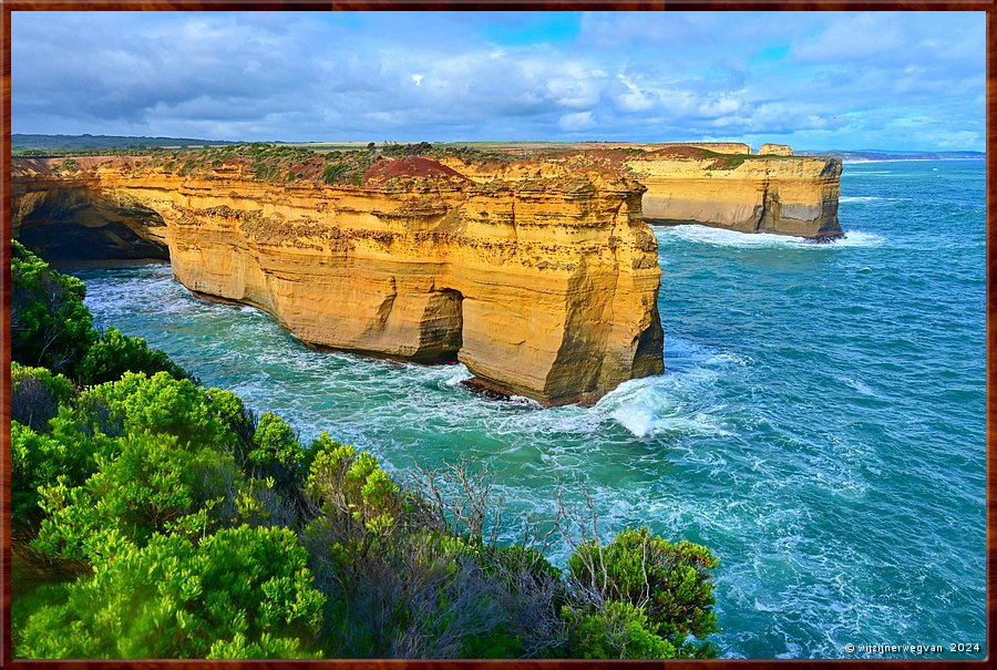 

Port Campbell National Park
Mutton Bird Island
De jongen blijven achter op het eiland, zonder eten en nog niet in staat om te vliegen. 
Eind april kunnen ze vliegen en reizen solo de 15.000 km naar Alaska.  -  21/32