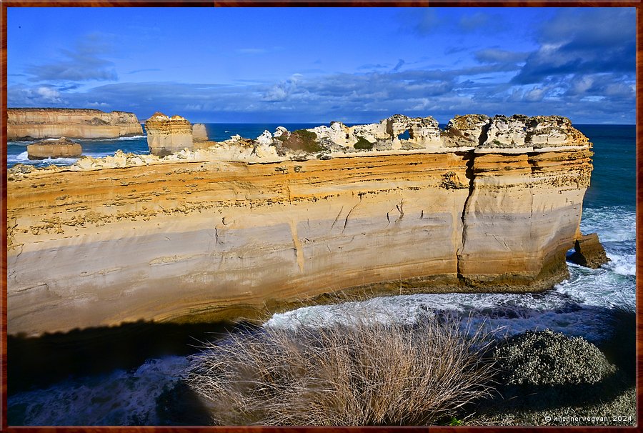 

Port Campbell National Park
The Razorback
De rotswand stak eens veel verder uit in zee. 
Maar met elke 14 seconden een golf is er heel wat erosie
in een millennium.  -  26/32