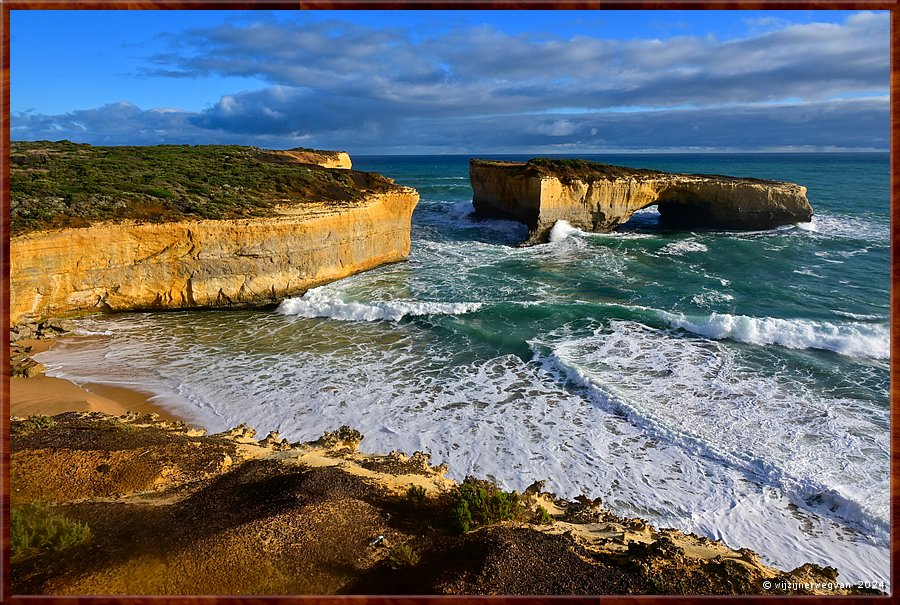 

Port Campbell National Park
London Bridge
In 1990, zon drie maanden voor wij er waren, 
stortte binnen enkele seconden n van de bogen in het water  -  29/32