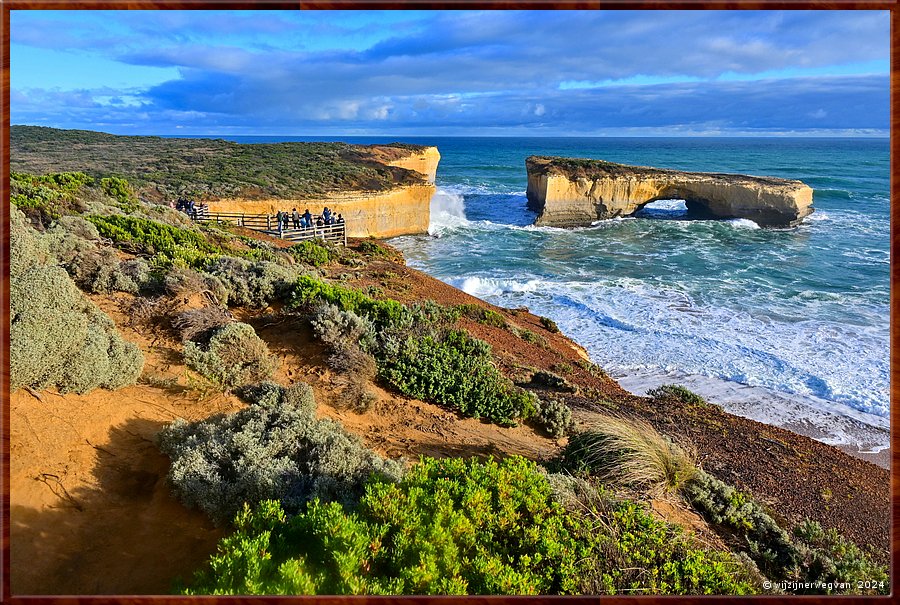 

Port Campbell National Park
London Bridge
Er stond ook nog een tweetal toeristen op, 
dat er later met helikopter vanaf is gehaald  -  30/32