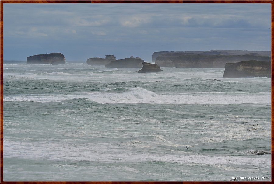 

Bay of Islands Coastal Park 
Peterborough, Bay of Martyrs
Tijdens hevige stormen gieren de winden 
met snelheden van 50 tot 100 km per uur 
en kunnen de golven wel 30 meter hoog zijn.  -  7/39