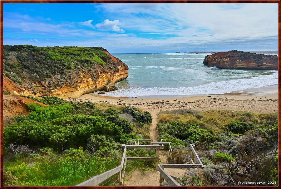 

Bay of Islands Coastal Park 
Peterborough, Warom Bay
De zilvergrijze struiken heten Cushion Bush. 
Hun kleine, ronde vorm beschermt ze tegen wind en zout.  -  8/39