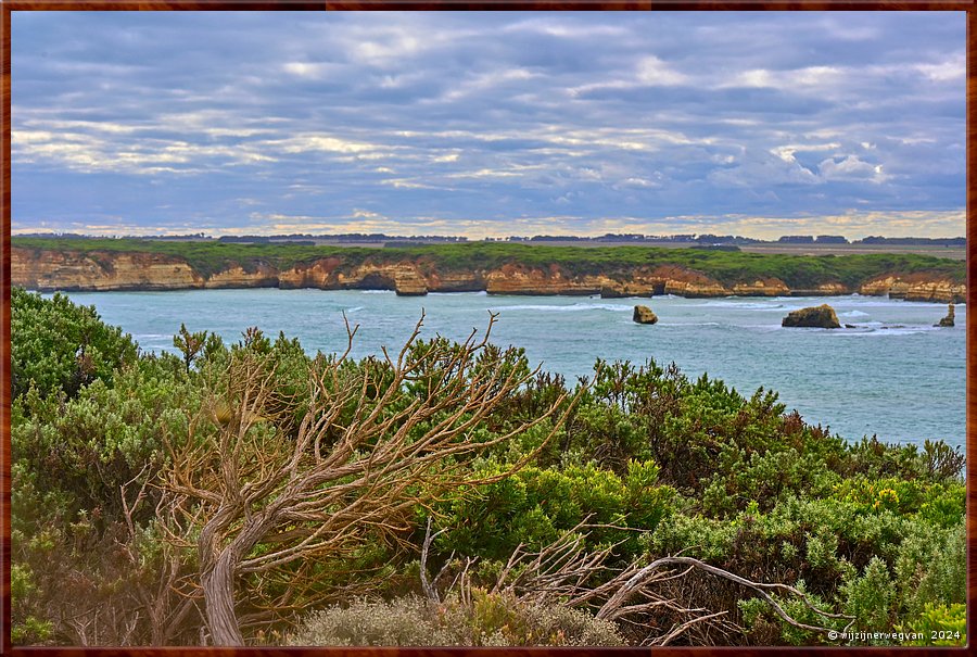 

Bay of Islands Coastal Park 
Bay of Islands
Het is een dunne lijn tussen leven en dood voor de planten en dieren 
die hier leven - tussen land en zee  -  15/39