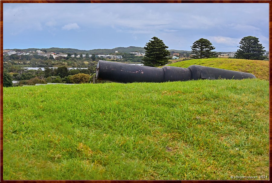 

Warrnambool
Flagstaff Hill Maritime Village
Warrnambool Garrison Gun 1 (1866)
Gun 1 is nog operationeel en wordt afgevuurd tijdens speciale gelegenheden  -  21/110