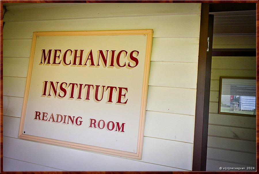 

Warrnambool
Flagstaff Hill Maritime Village
'Mechanics Institute'
Enkel de zeer rijken hadden toegang tot lees- of lesmateriaal.
Mechanics Institute moest hierin verandering brengen.  -  80/110