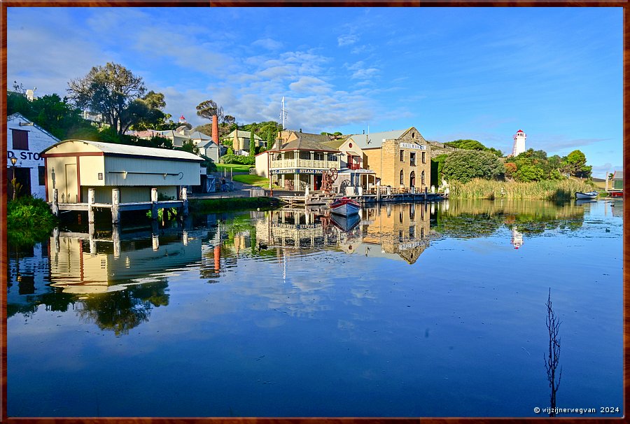 

Warrnambool
Flagstaff Hill Maritime Village
Havenstadje van 1870 tegen sluitingstijd  -  96/110